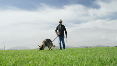 Schäferhund-Geht-Mit-Seinem-Besitzer-Auf-Dem-Bauernhof-Spazieren-4k