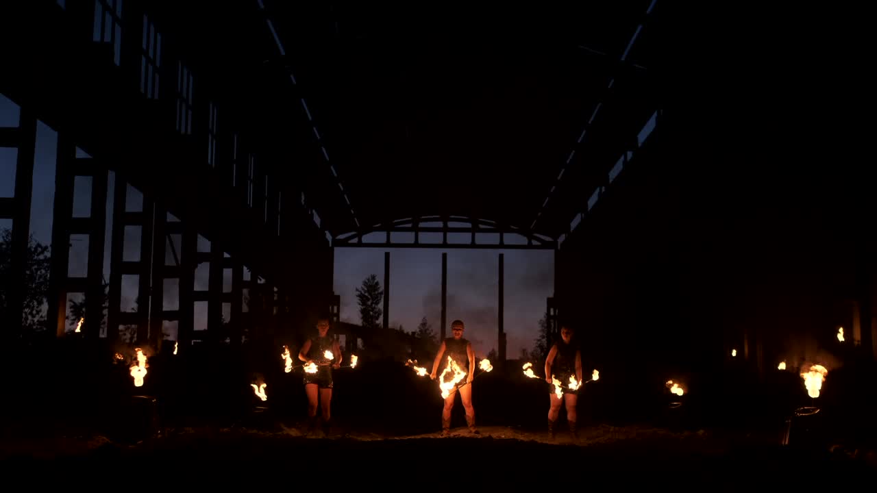 항공기의 오래된 가르에서 전문적인 화재 쇼, 전문적인 서커스 아티스트, 가죽복을 입은 세 명의 여성과 두 개의 불꽃 던지기를 가진 한 남자가 있습니다.