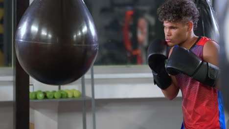 joven boxeador entrenando en el gimnasio