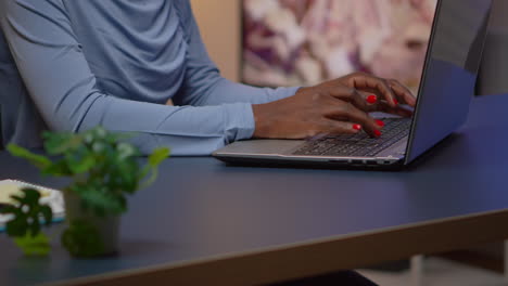 Nahaufnahme-Einer-Afrikanerin,-Die-Auf-Dem-Laptop-Tippt