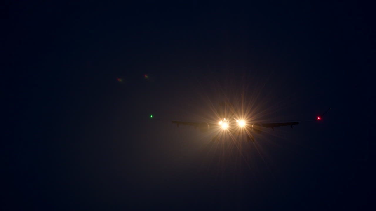 avión aterrizando en la noche
