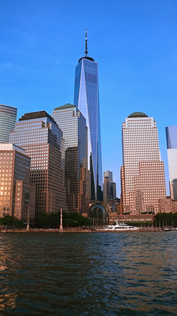 One World Trade Center visto do rio Hudson. Skyline da Lower Manhattan com o One World Trade Center visto do rio Hudson