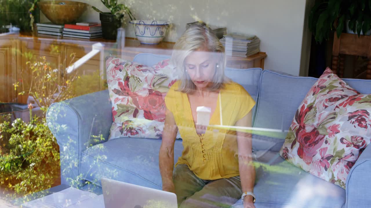 소파 4k에 계좌를 확인하는 고령 여성