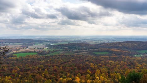 Una-Vista-De-Los-Hermosos-Colores-Del-Otoño-Sobre-El-Paisaje-Boscoso-Desde-Una-Vista-De-ángulo-Alto