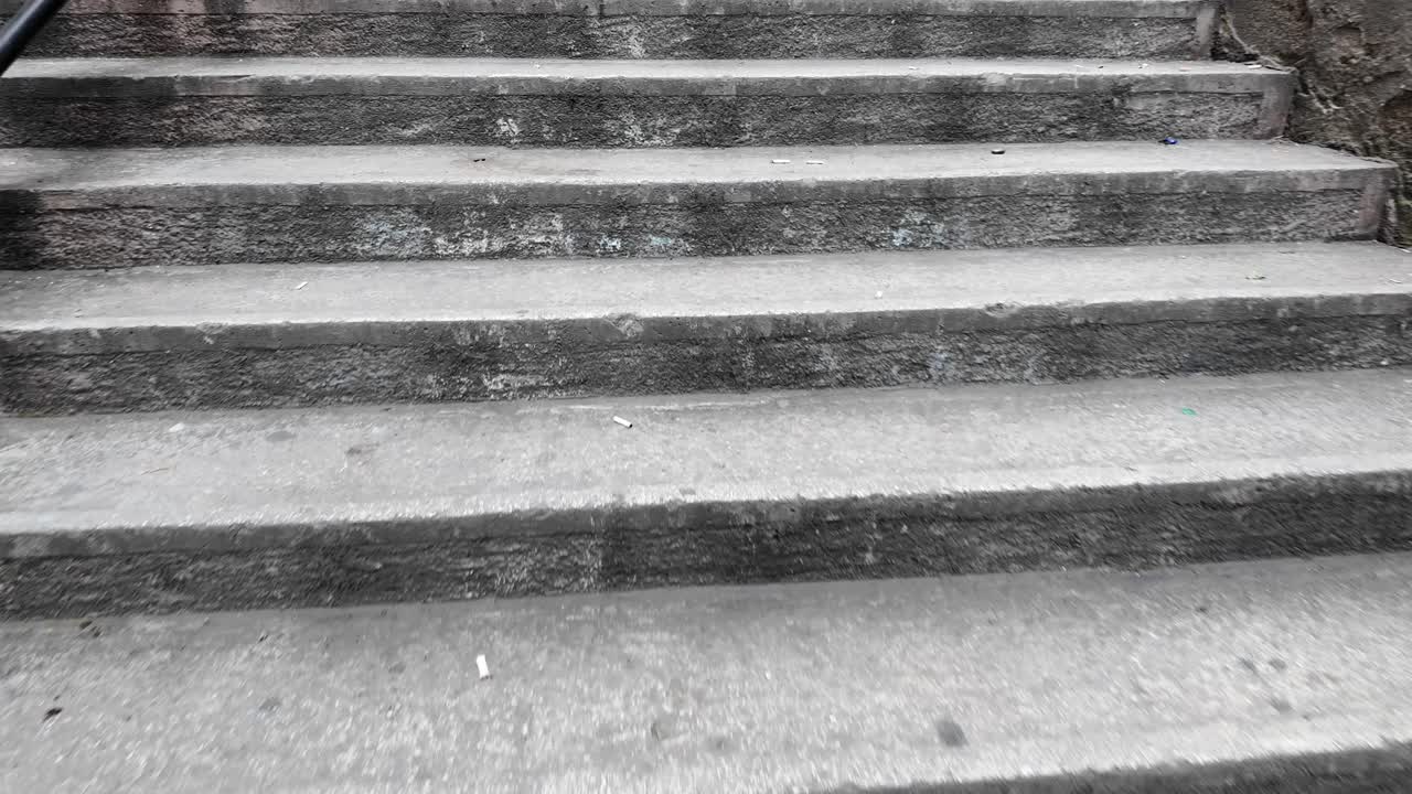 레일링과 쓰레기가 있는 콘크리트 계단