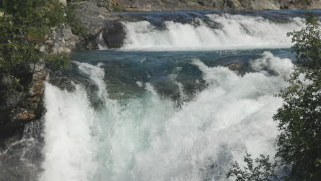 Hermosos-Rápidos-De-Agua-Que-Fluyen-Por-Un-Cañón-Rocoso