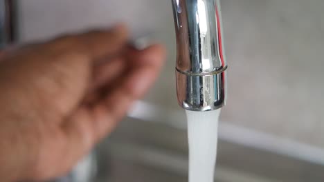 grifo de agua con agua corriente