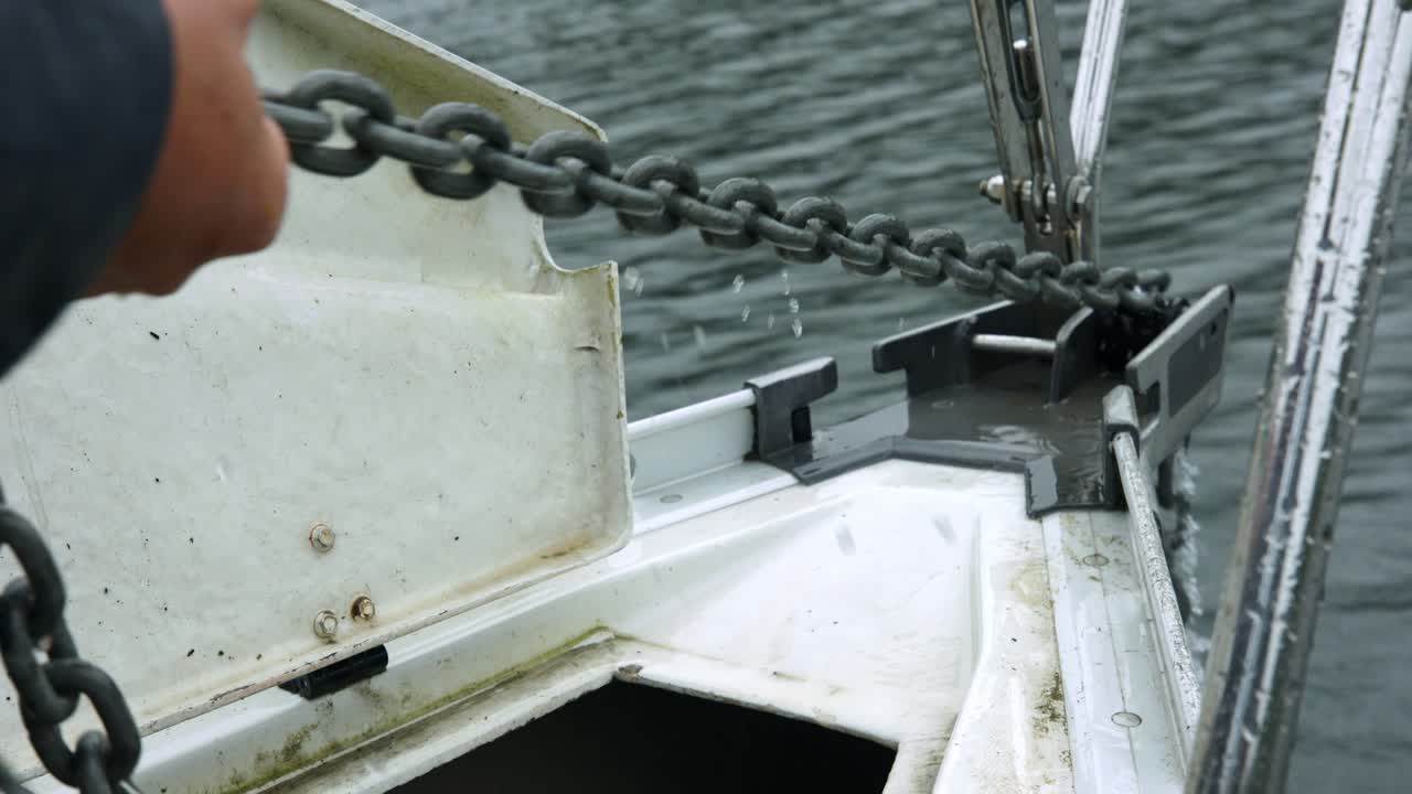 범선의 뱃머리에 닻이 있는 사슬을 당기고, 슬로우 모션