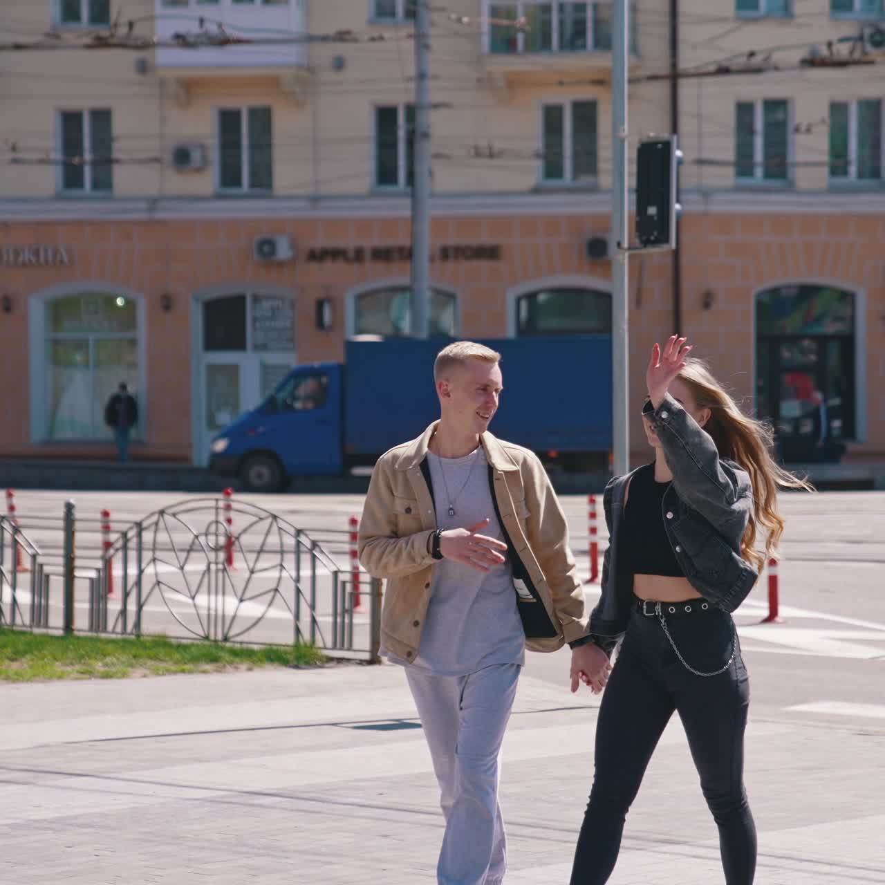 Para przechodząca przez ulicę, trzymająca się za ręce