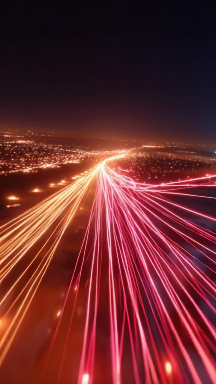Scie luminose vibranti su un paesaggio urbano di notte, che catturano l'energia e il movimento delle strade cittadine illuminate da luci colorate in una vista aerea.