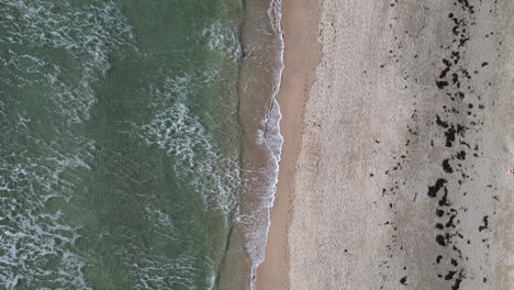 Vista-Aérea-De-Arriba-Hacia-Abajo-De-Las-Olas-Del-Océano-Atlántico-Rompiendo-En-La-Playa-De-Arena-En-La-Costa-Irlandesa,-Barleycove,-Condado-De-Cork-Irlanda