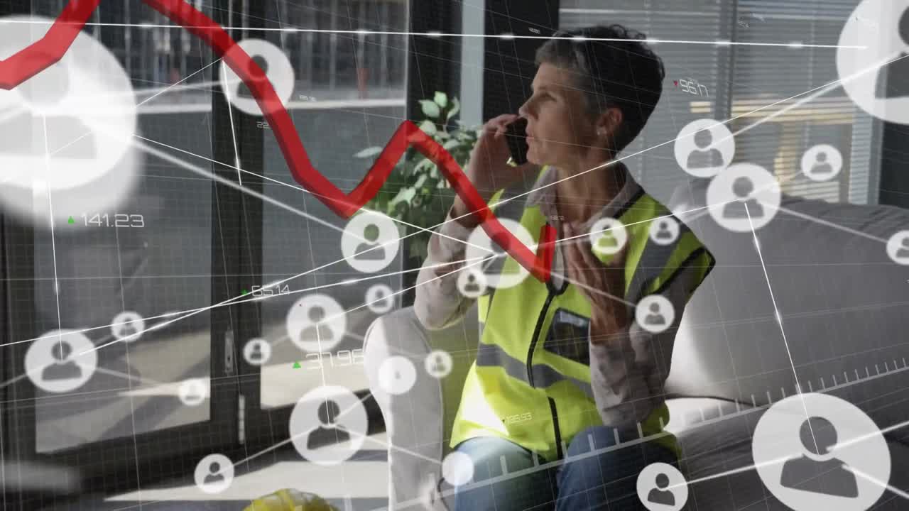 animación del procesamiento de datos financieros sobre una mujer de negocios caucásica en el cargo