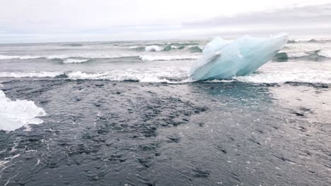 Ein-Großes-Stück-Eisberg,-Das-Auf-Der-Wasserlinie-Liegt