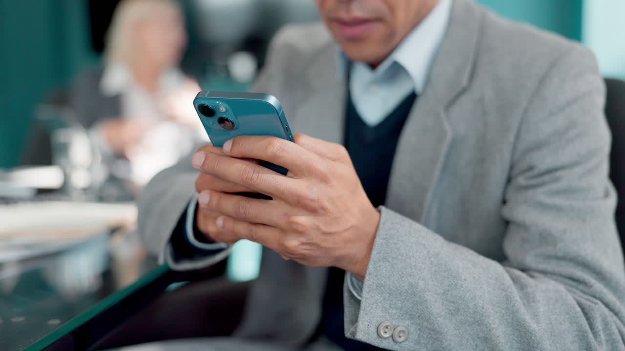 사무실에서 스마트 폰을 사용하는 사업