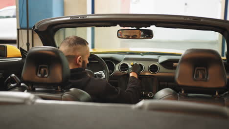 detalles de automóviles en un garaje