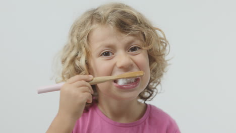 una niña pequeña cepillándose los dientes.