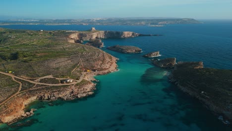 laguna azul en la isla de comino, malta