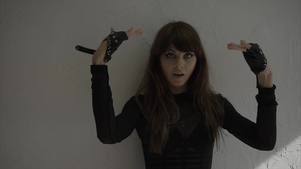 женщина танцует в черном.