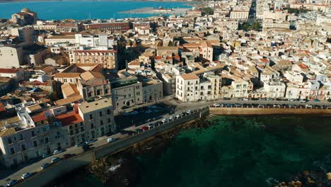 Aerial-tilt-up-reveal-of-Siracuse,-Sicily,-Italy