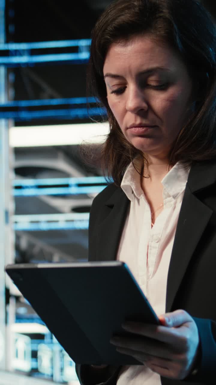 Video verticale: Ingegnere di data center che usa la virtualizzazione in realtà aumentata per la risoluzione dei problemi.