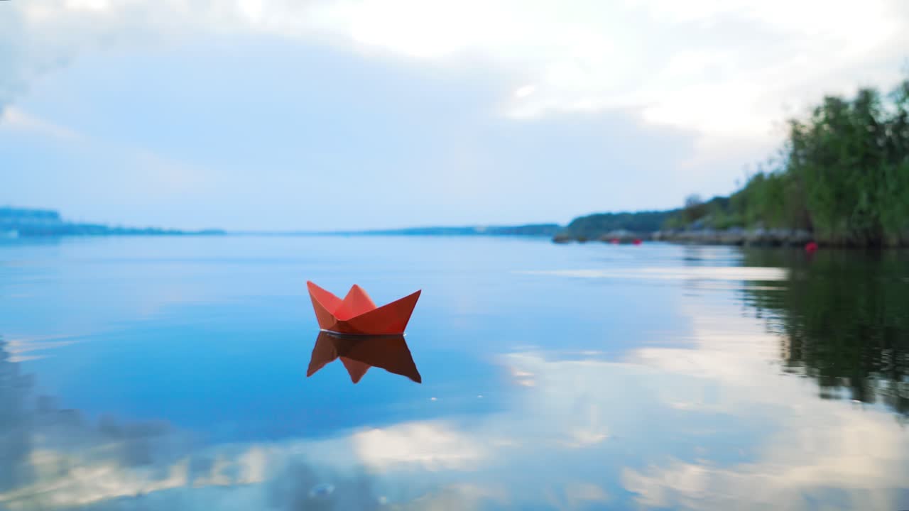 파란 물 위 에 항해 하는 오리가미 종이 항해 보트