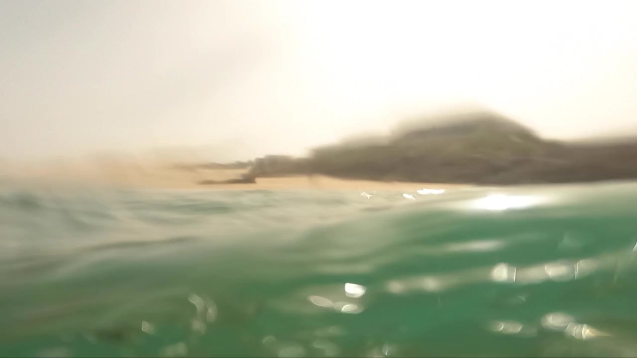 Bellissima vista di una scena sottomarina con raggi di luce naturale, slow motion, l'acqua che luccica e ha una superficie in movimento, caustiche, bolle e schiuma, perfetta per sfondi e composizioni digitali.