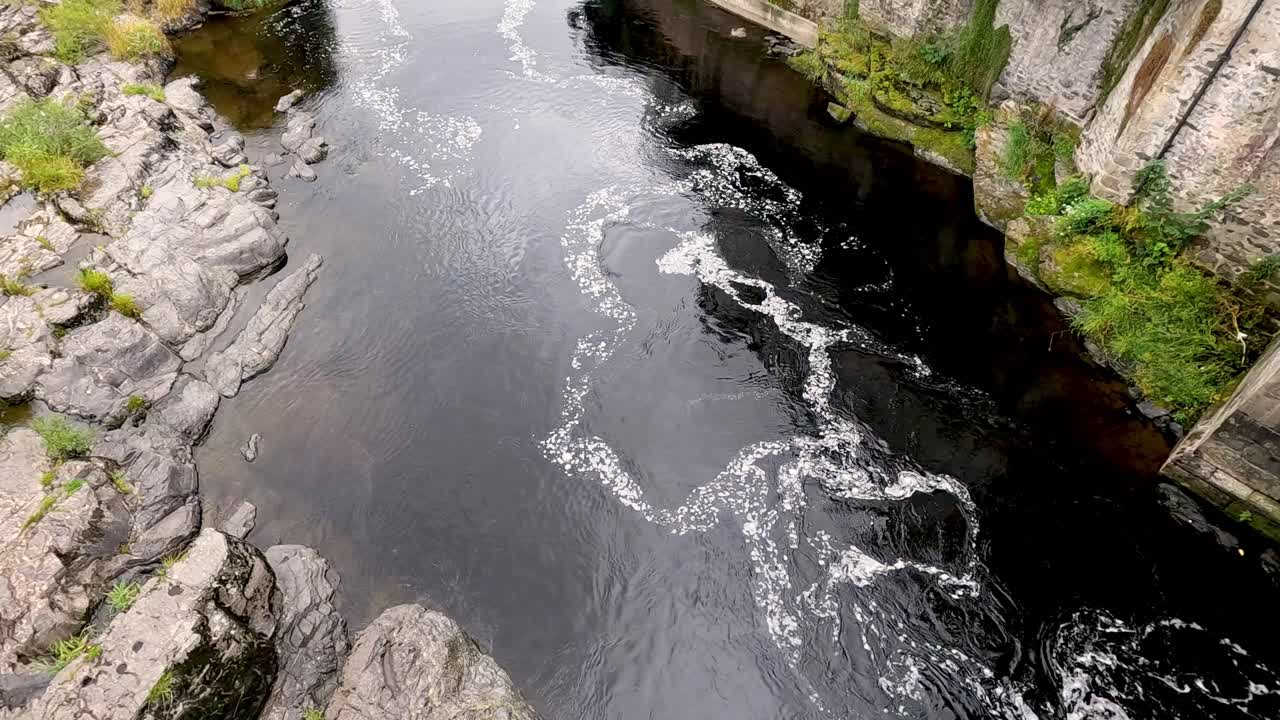 바위 지형을 가로질러 흐르는 조용한 하천