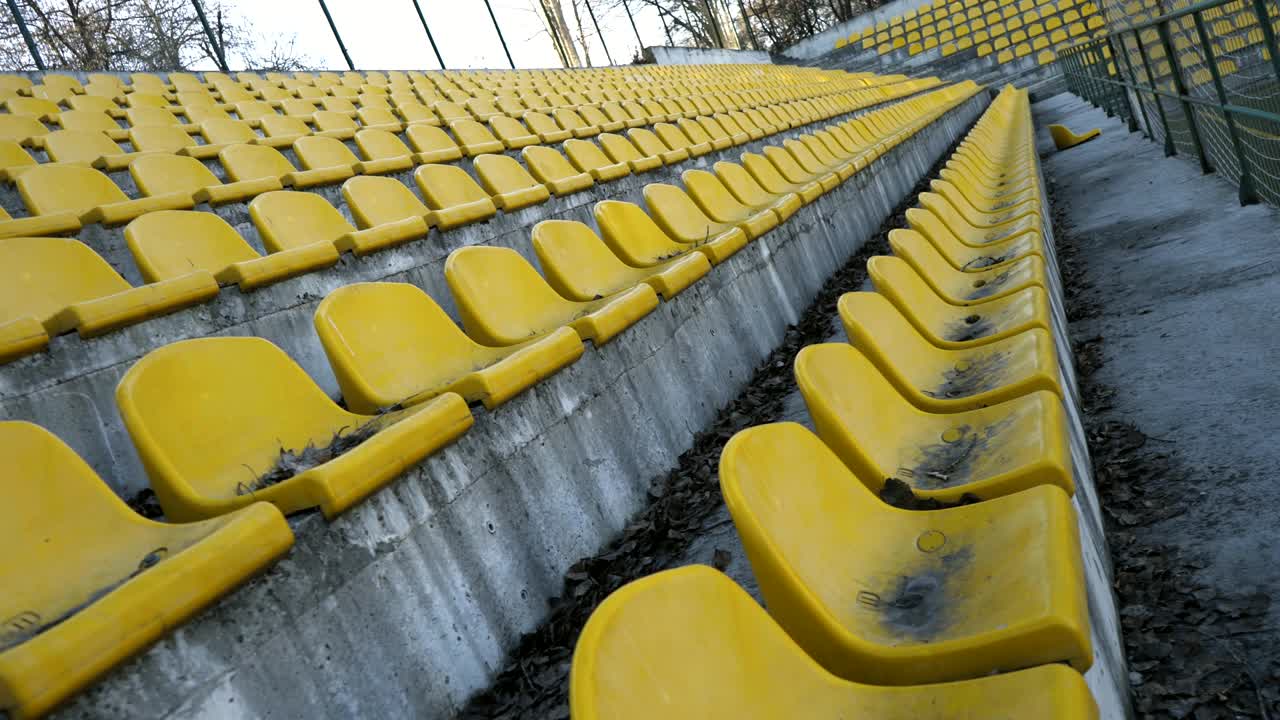 sillas amarillas en un estadio vacío, 4k