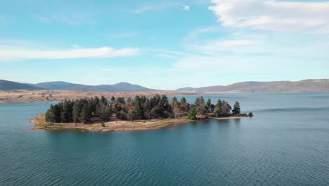 Vista-Aérea-Hacia-Una-Isla-En-El-Lago-Jindabyne,-En-Australia---Carro,-Tiro-De-Drone