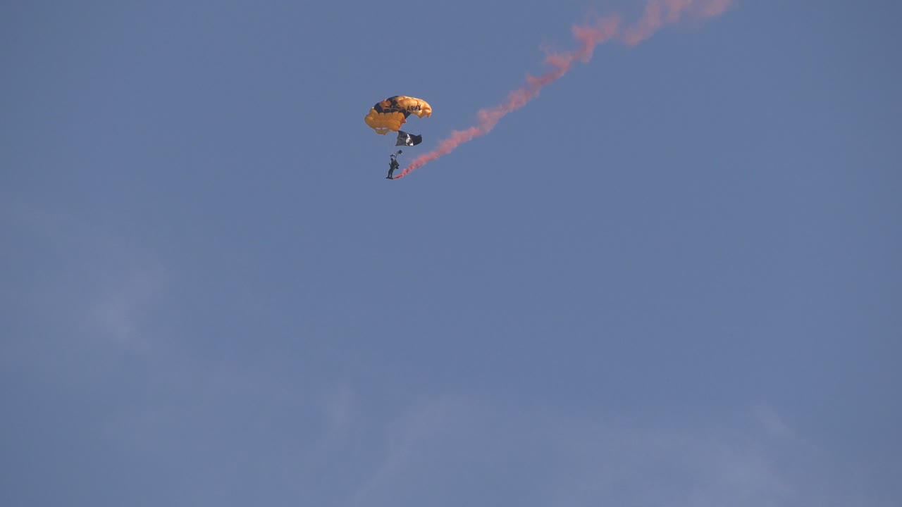 дымовой след парашютист опускается на землю