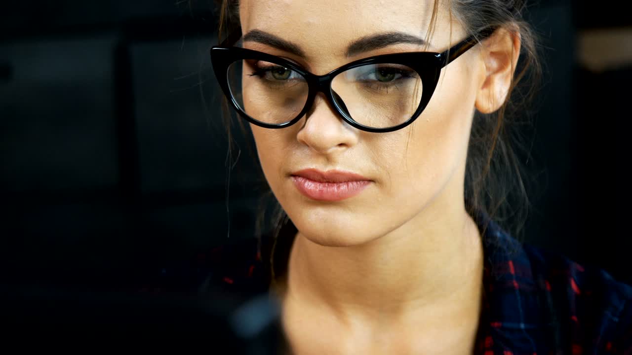 una chica hermosa trabajando con una computadora.