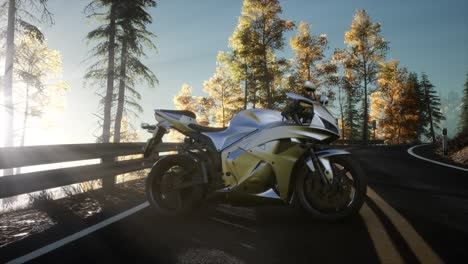 Sportbike-Auf-Drei-Straßen-Im-Wald-Mit-Sonnenstrahlen