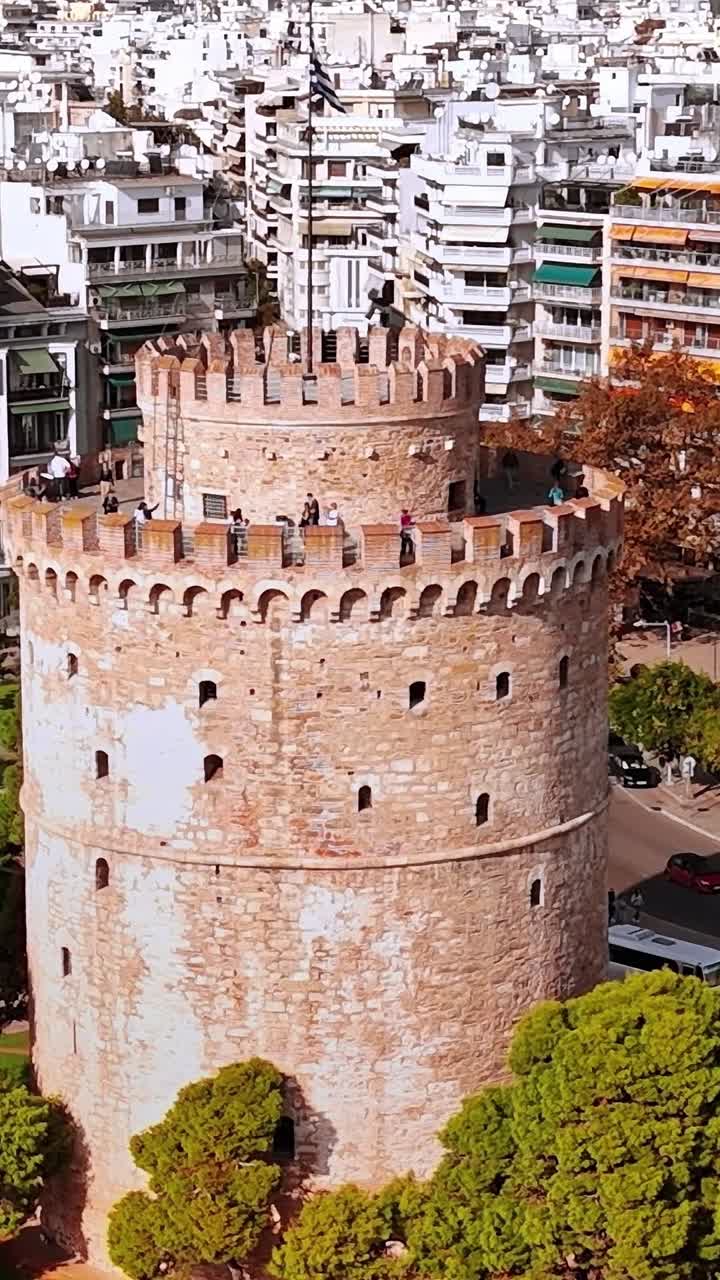 Una torre storica si erge nel paesaggio urbano di Salonicco, Grecia di giorno.