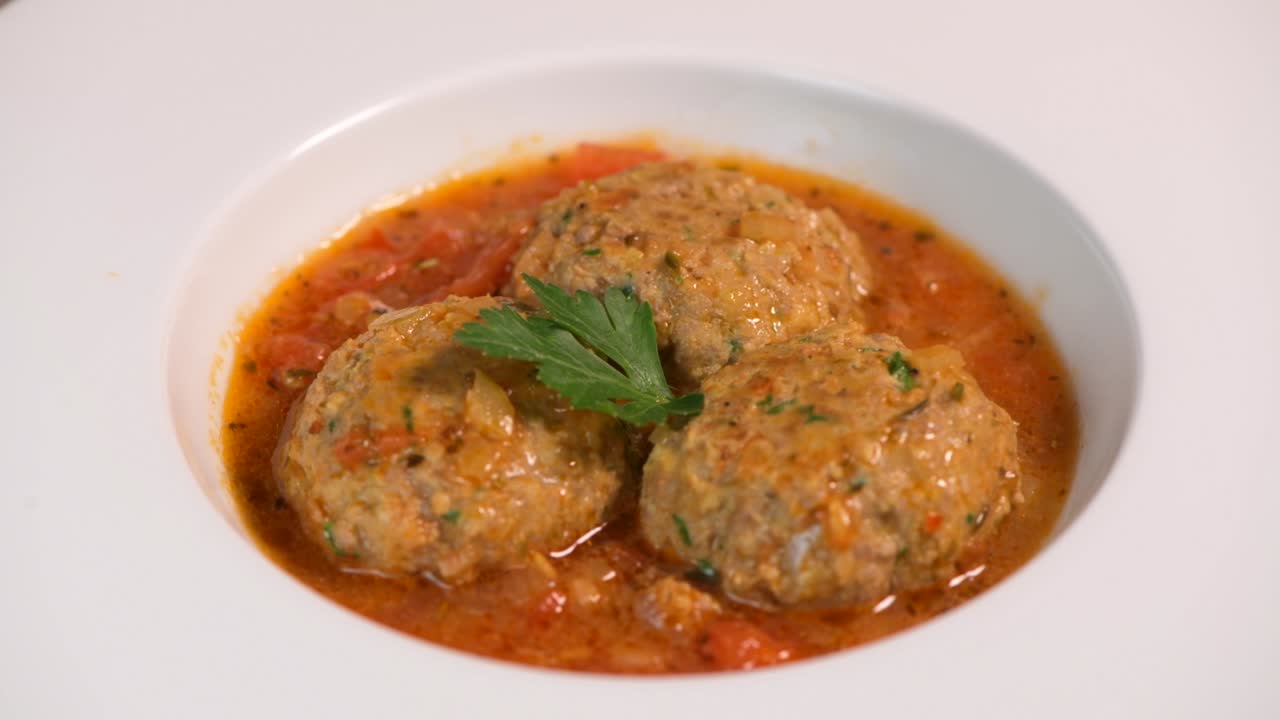 receta de albóndigas en salsa de tomate con patatas de avellana