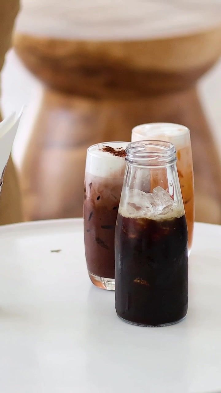 Sequenza di caffè freddo versato in un bicchiere