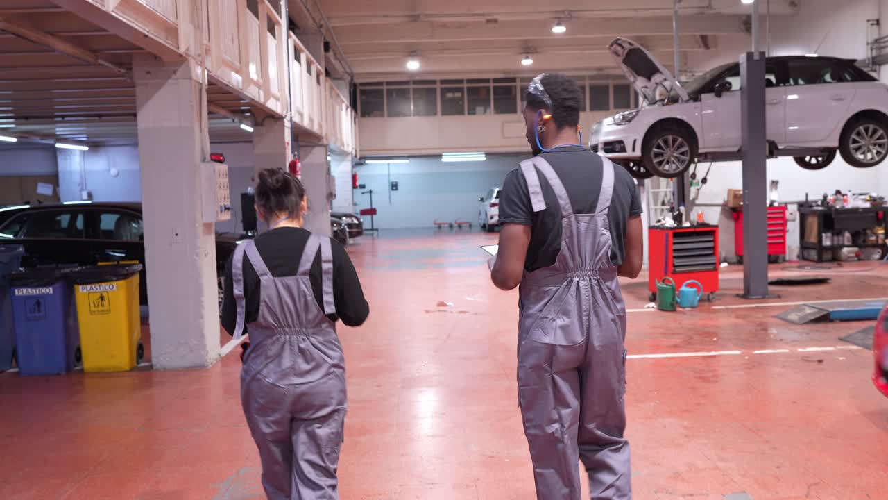Dentro de un taller de reparación de automóviles concurrido