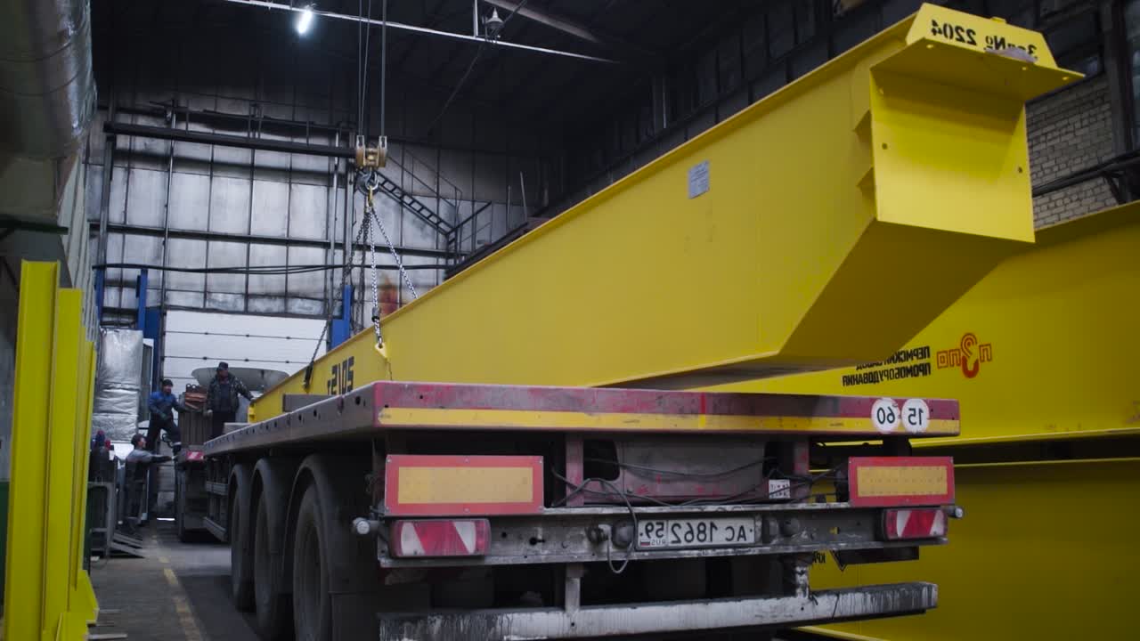 proceso de carga y descarga de grúas industriales