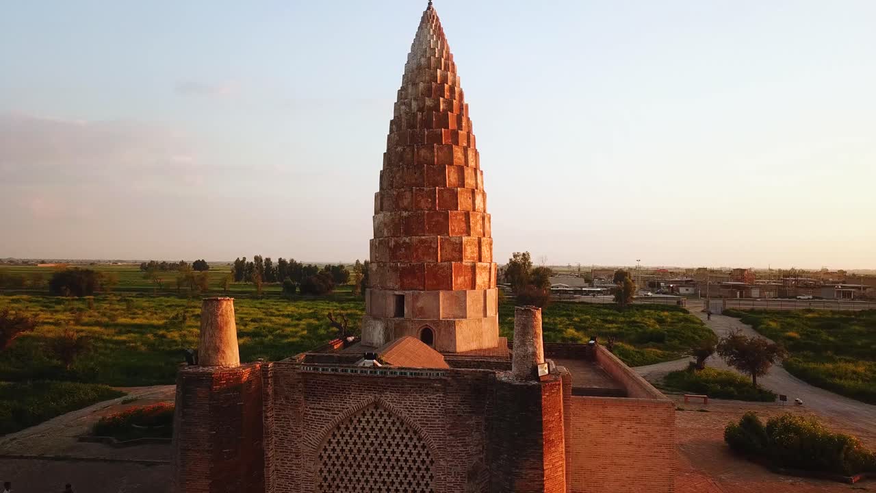maravilloso paisaje escénico de la arquitectura islámica árabe diseño de patrón en una cúpula cónica forma de piña estructura poligonal en el antiguo sitio arqueológico histórico de gundeshapur en irán dezful