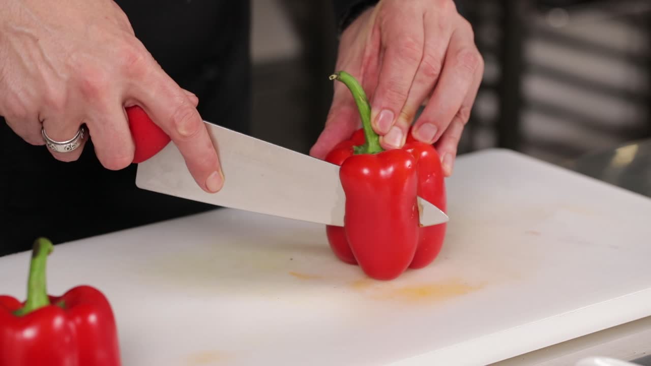 이 은 고추를 잘라내고 있다