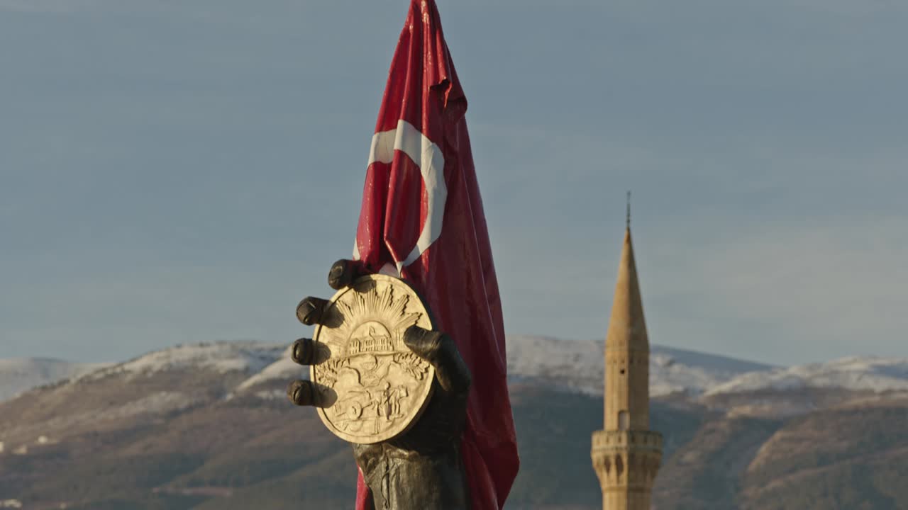 monumento a la liberación de kahramanmara, minarete de la mezquita y montañas