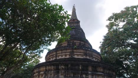 plano general de mano del templo wat umong suang phutthatham en tailandia