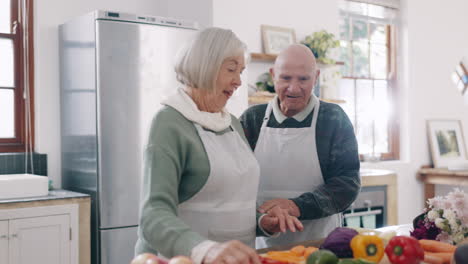 cocinando, una pareja feliz y anciana en la cocina