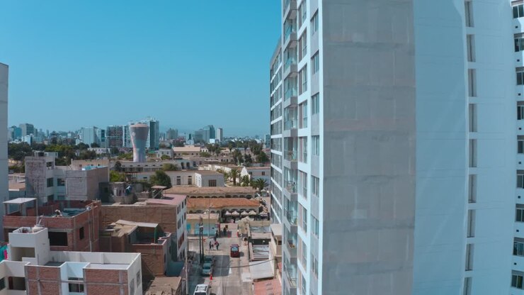Revelando a costa por trás dos edifícios Lima, Peru, Mar escondido atrás da cidade
