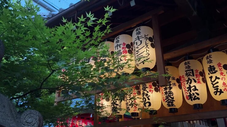 Lanterna di carta tradizionali appese al Santuario Nishiki Tenmangu a Kyoto, Giappone
