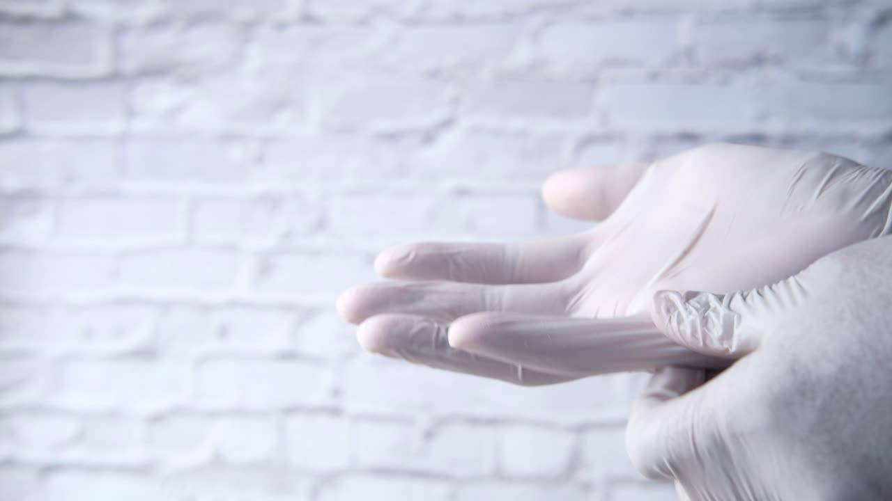 의료 장갑을 착용하는 것