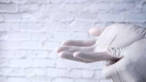ponerse guantes médicos