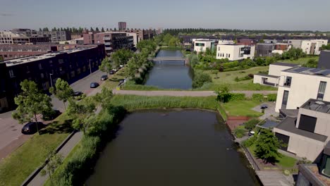 Antena-Del-Canal-Moderno-Alojamiento-Contemporáneo-En-El-Barrio-Residencial-Leidsche-Rijn-De-La-Ciudad-Holandesa-De-Utrecht.