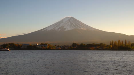 el monte fuji visto desde el lago kawaguchiko , japón