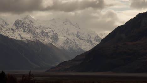 New-Zealand-autumn-season-landscape-with-mountains-during-rain,-with-cloud-moving-fast-in-the-mountains