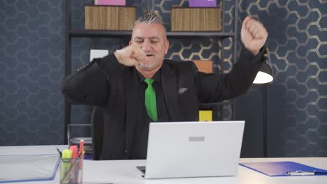 un hombre de negocios alegre bailando mirando a la cámara.